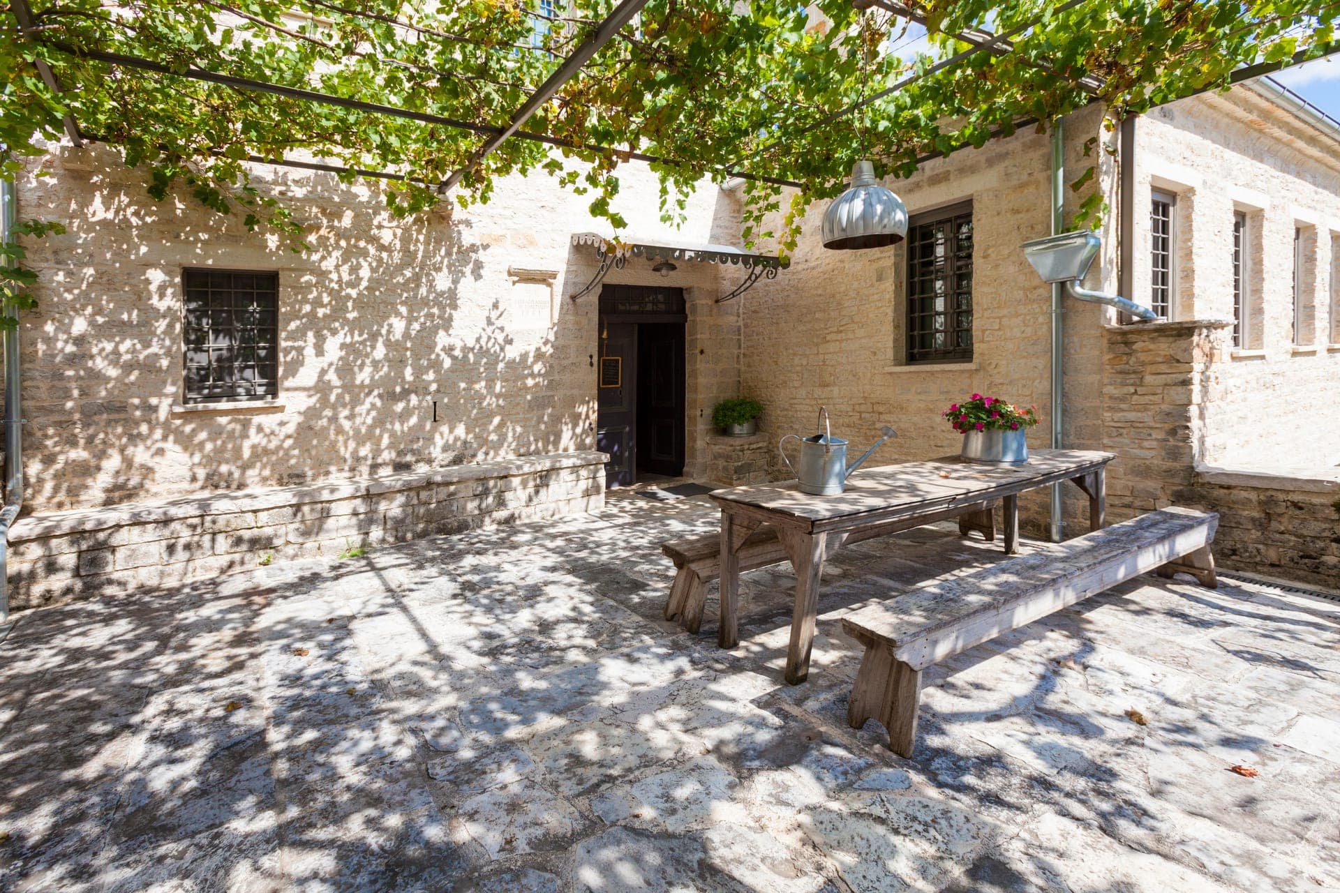 The mansion's main entrance and its courtyard.