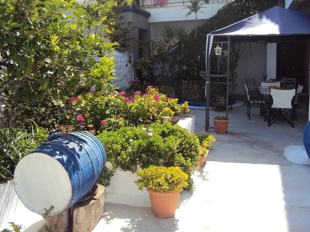 Douskos Uptown Living Hydra