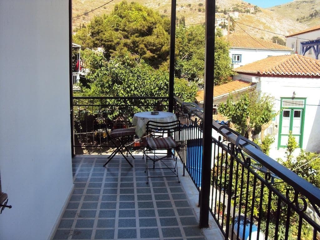 Douskos Uptown Living Hydra
