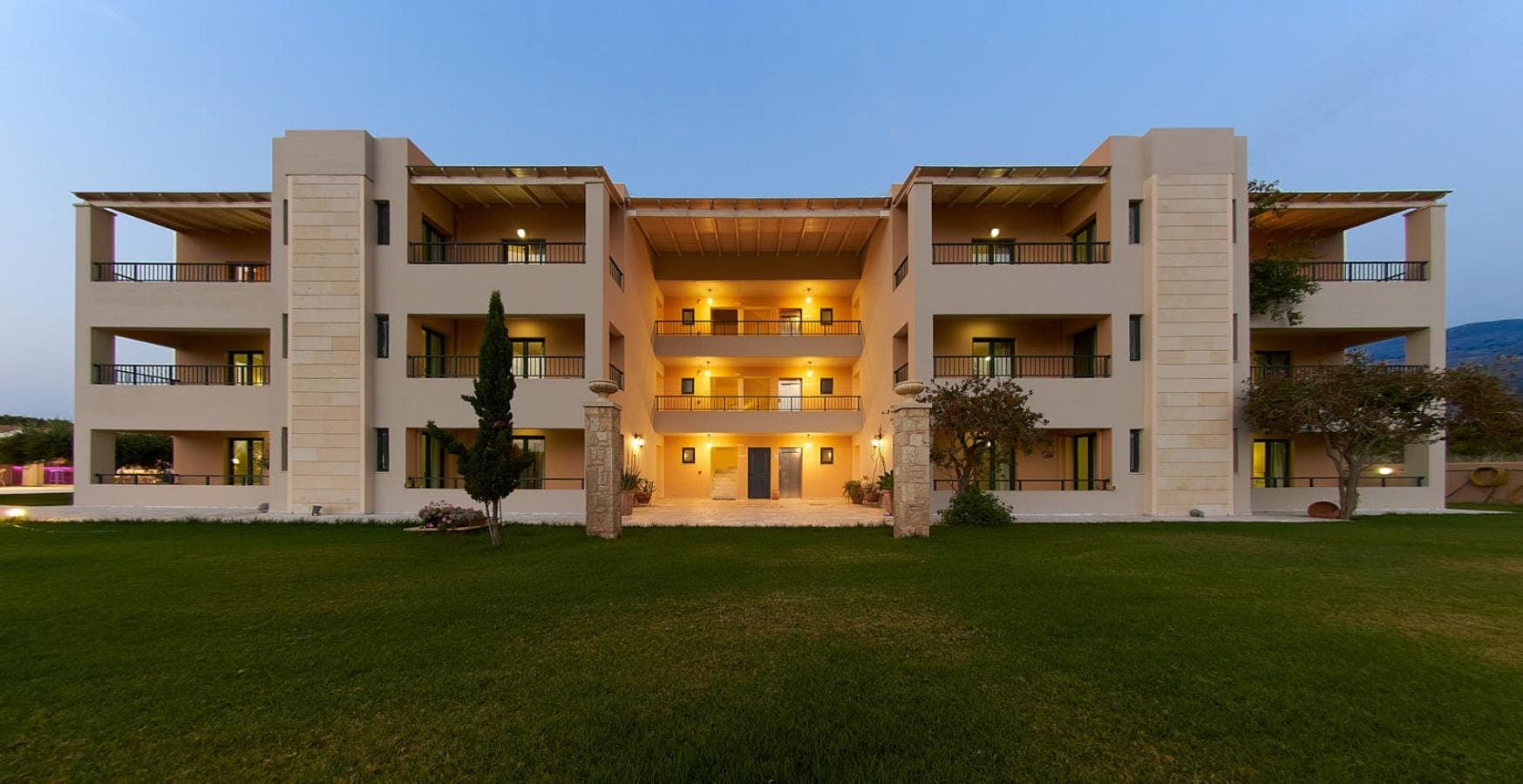 VIEW OF THE APARTMENT EXTERIOR BUILDING