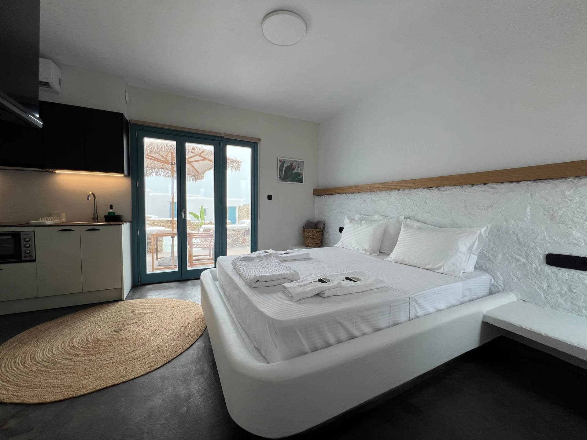 Thronos Suites