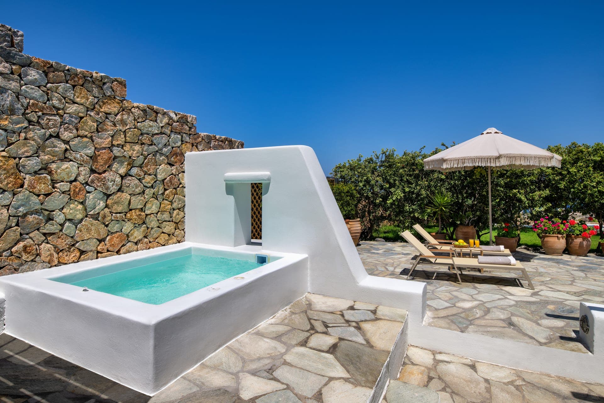 Suite with outdoor jacuzzi & garden view