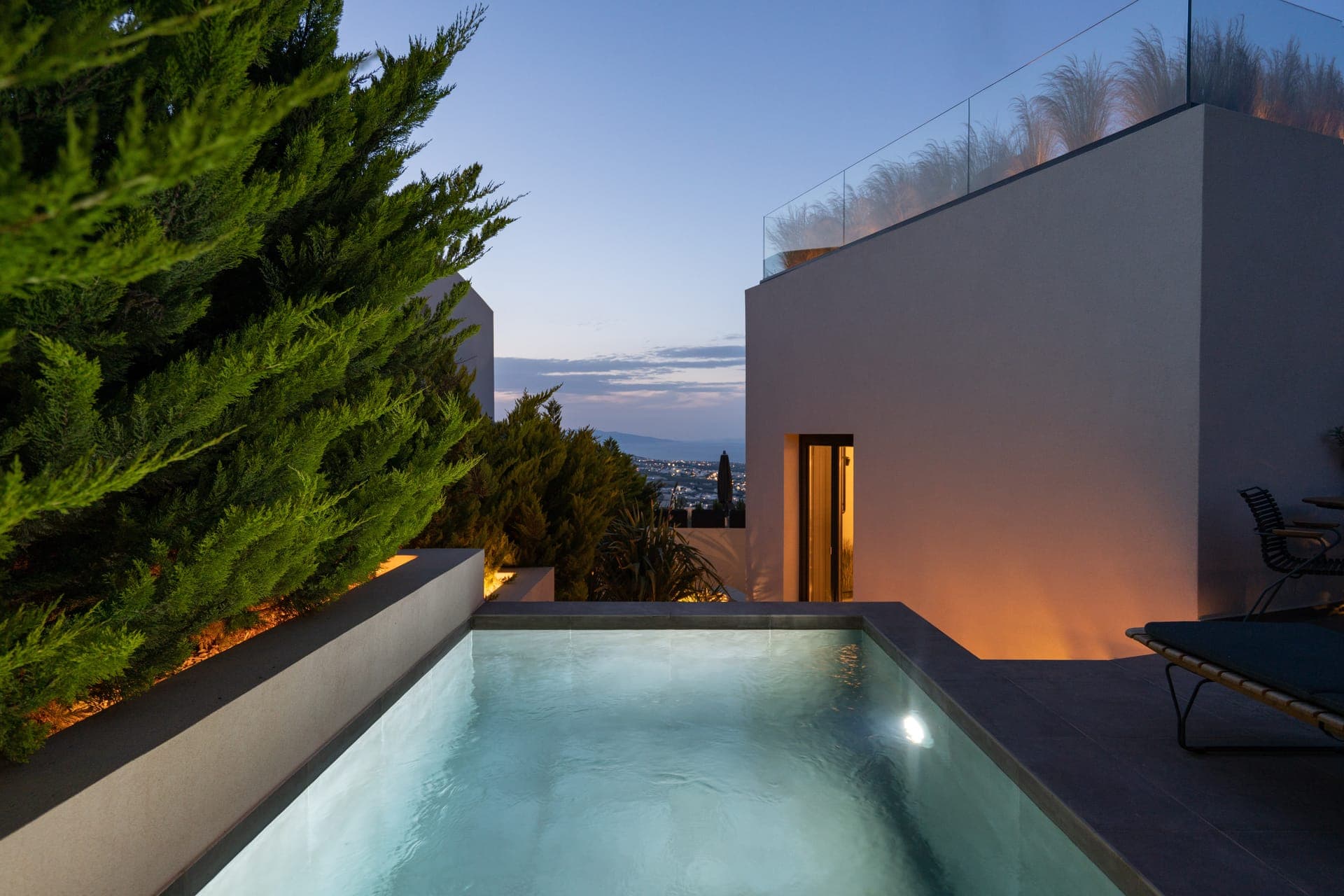 Private veranda with swimming pool - The swimming pool is heated and is maintained at a temperature range of 5-6 degrees Celsius higher than the current outside temperature of the water.