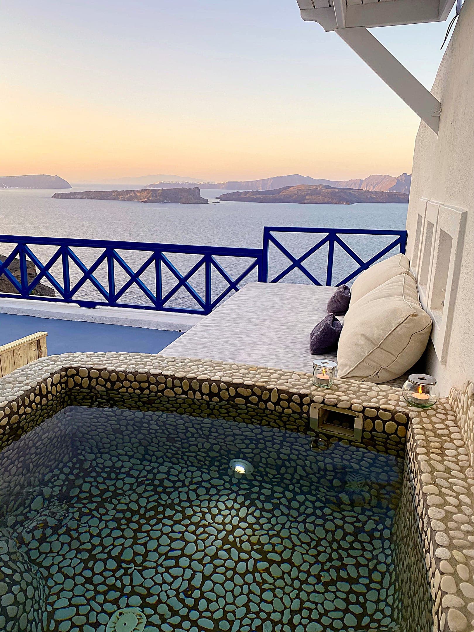 Executive Suite in Santorini with private open air Jacuzzi sea/volcano/caldera cliffs views - Astarte Suites Hotel