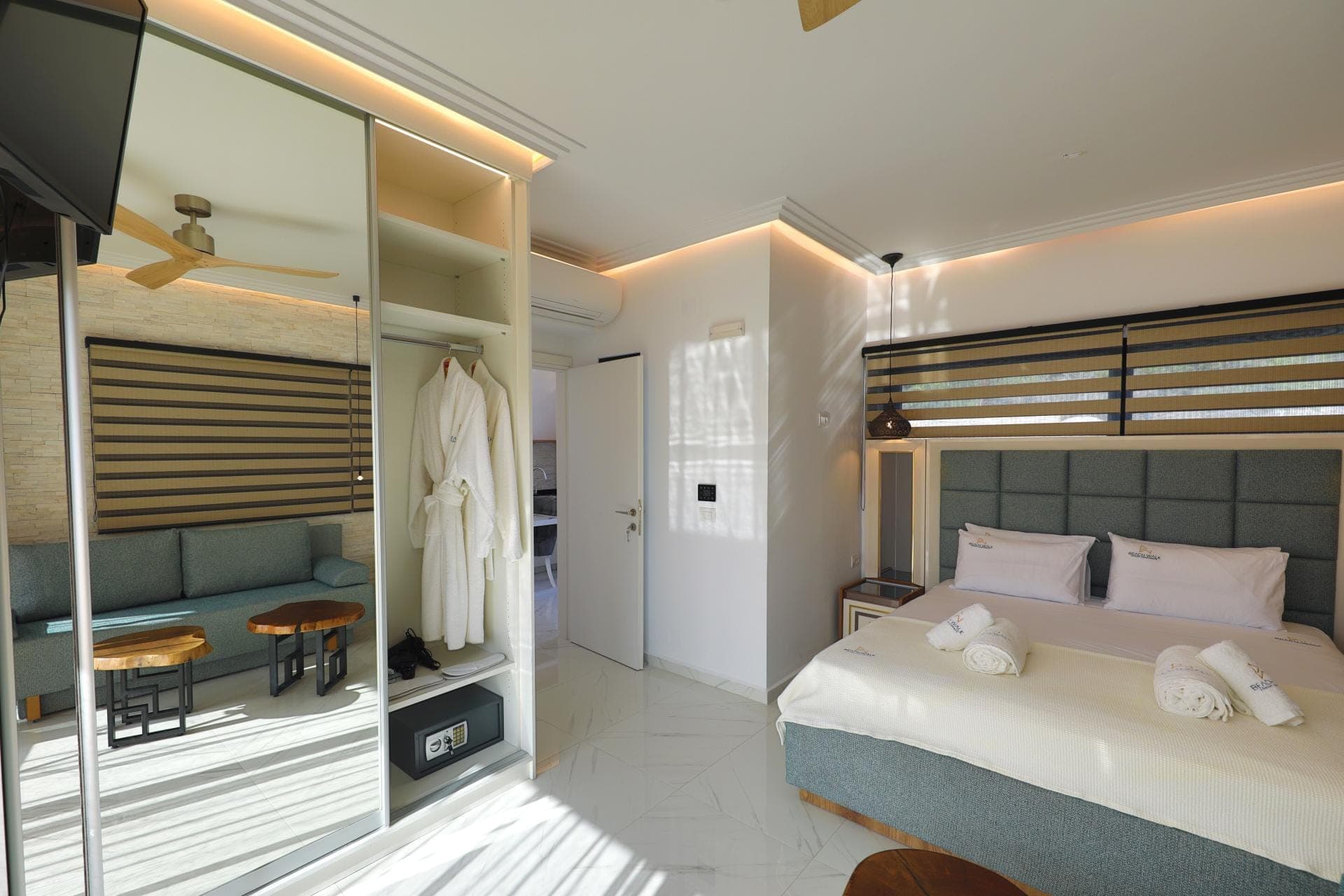 One Bedroom Suite with Pool View & Outdoor Jetted Tub
