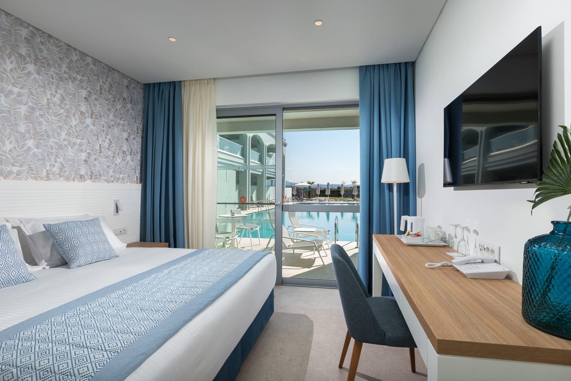 Twin/Double room Sharing Pool (30 m2)