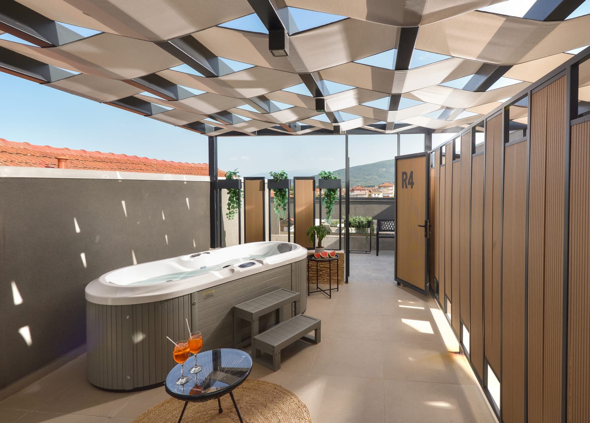 One-Bedroom Apartment with Rooftop Spa Bath