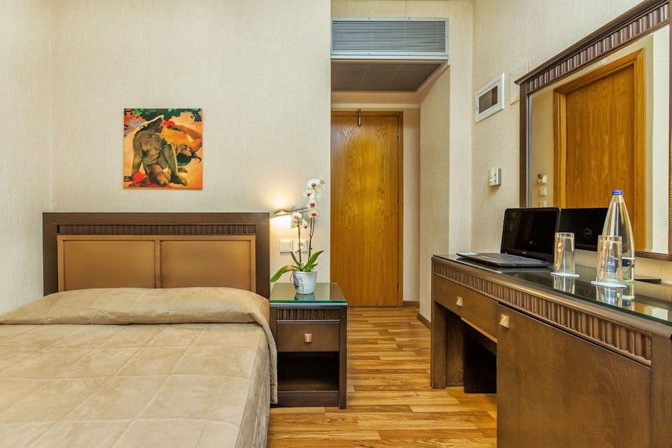 SINGLE ROOM