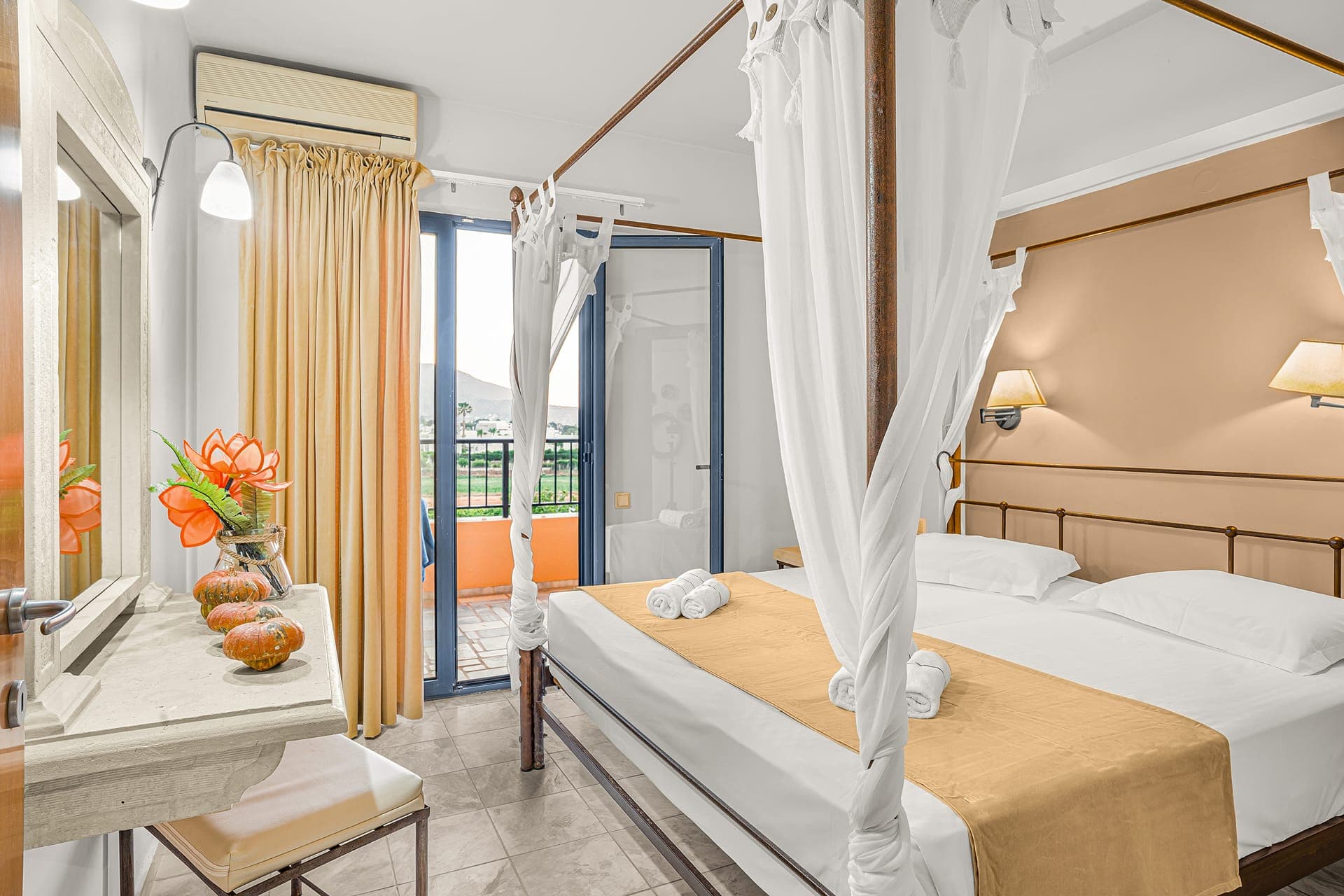 BEDROOM WITH KING SIZE BED