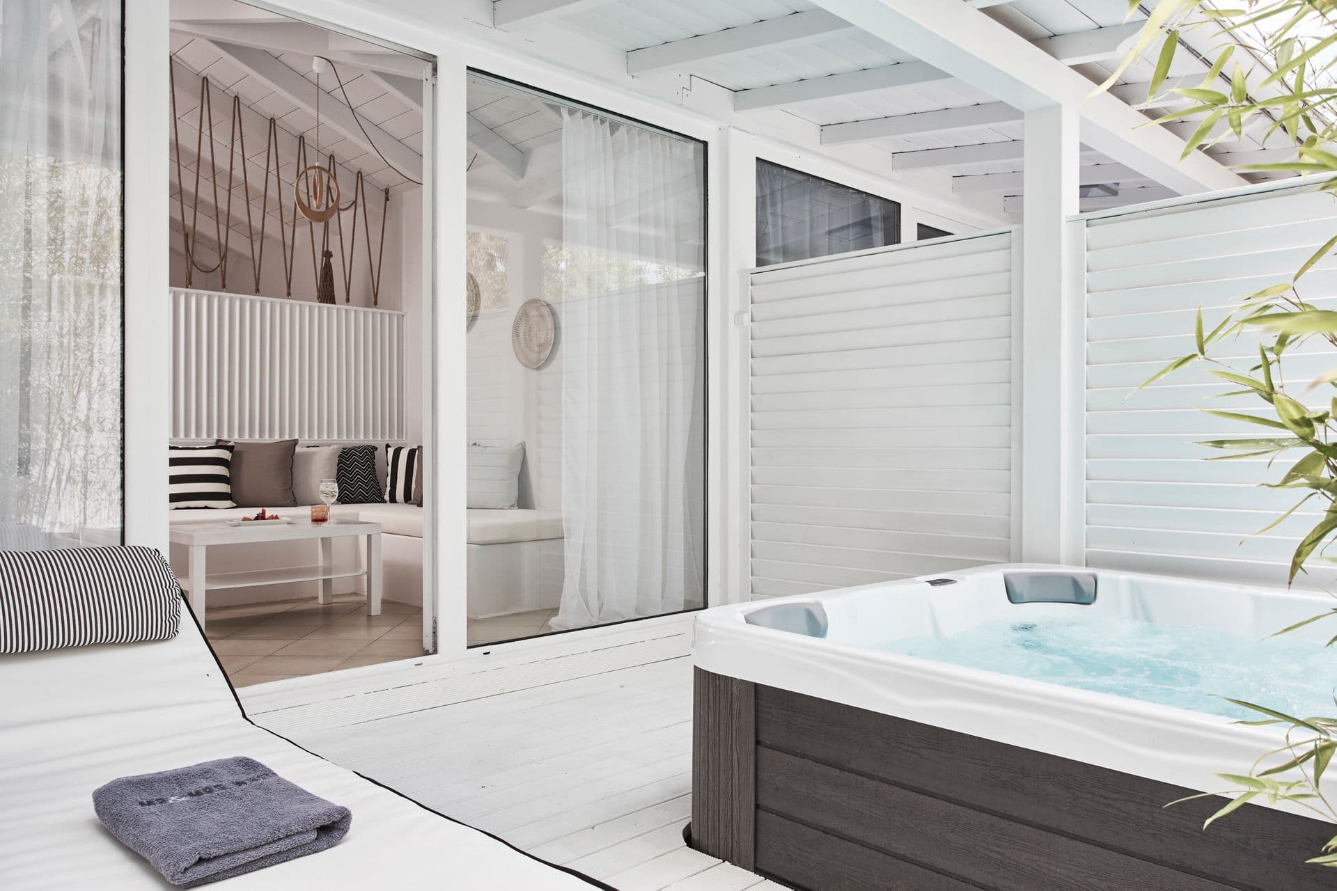 Honeymoon Outdoor Jacuzzi Suite