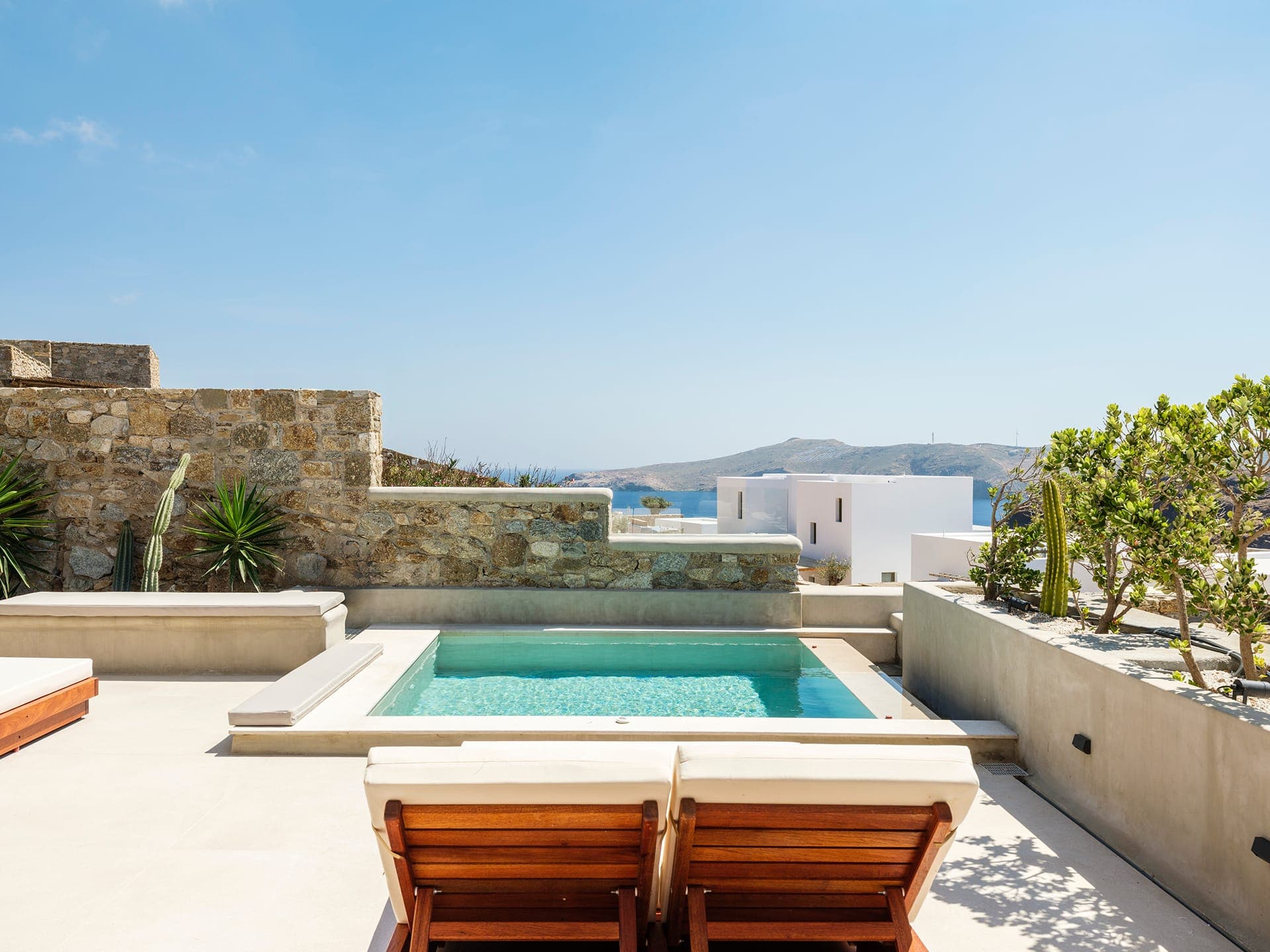 Deluxe Two-bedroom Suite with heated Pool & Hydromassage