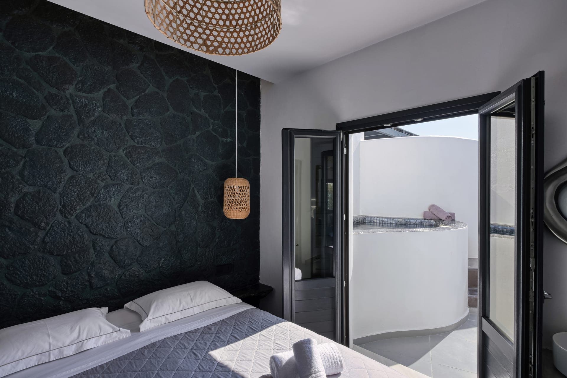 Elegant Suite with outdoor hot tub & caldera views