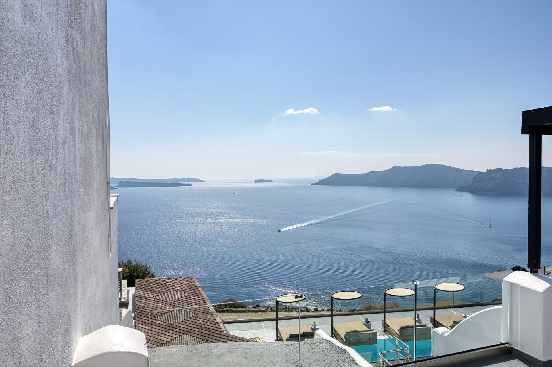 Exclusive Suite with outdoor hot tub & caldera views