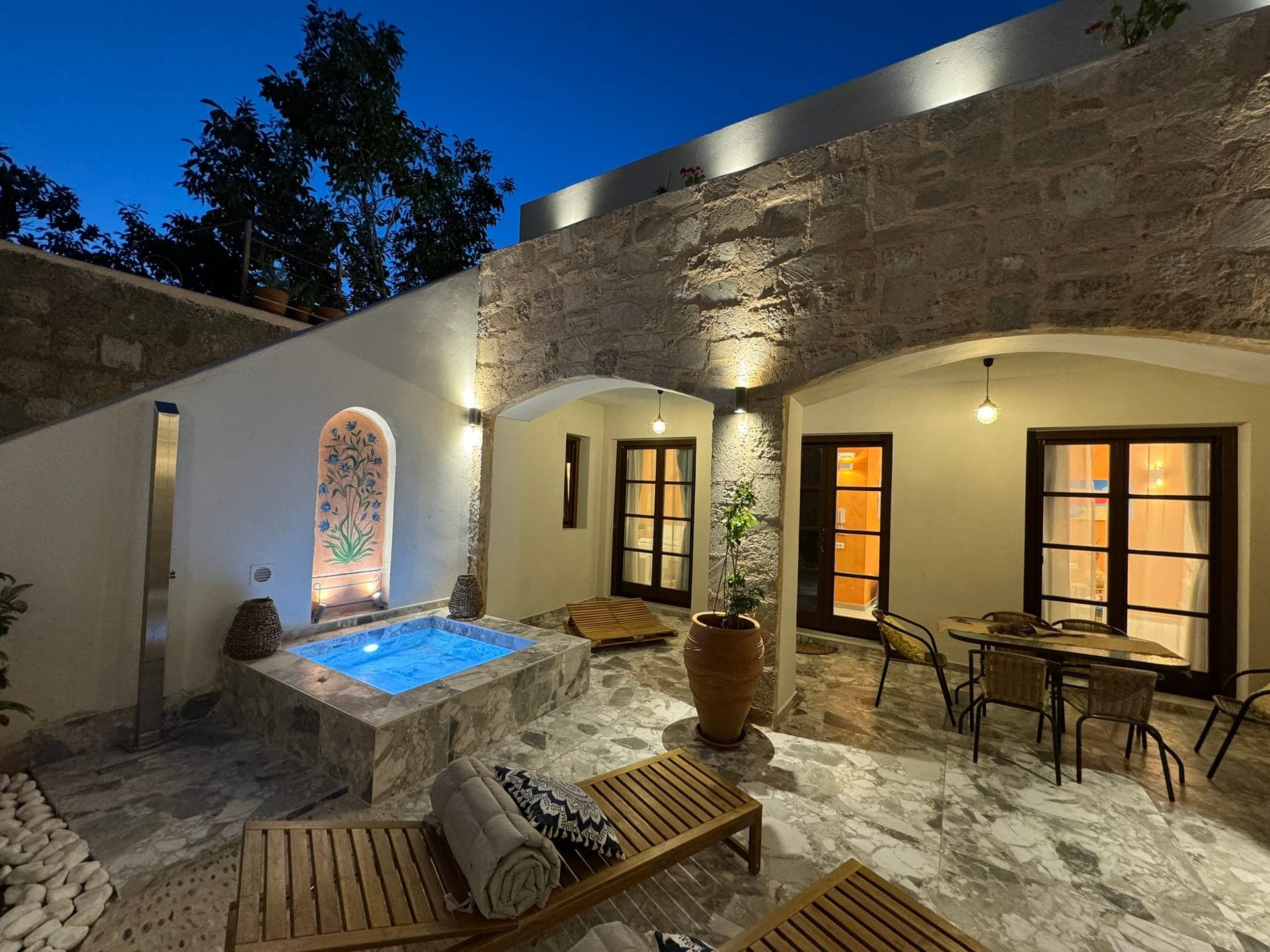 Vetus Vicinato Home 2 with Patio and Outdoor Hottub