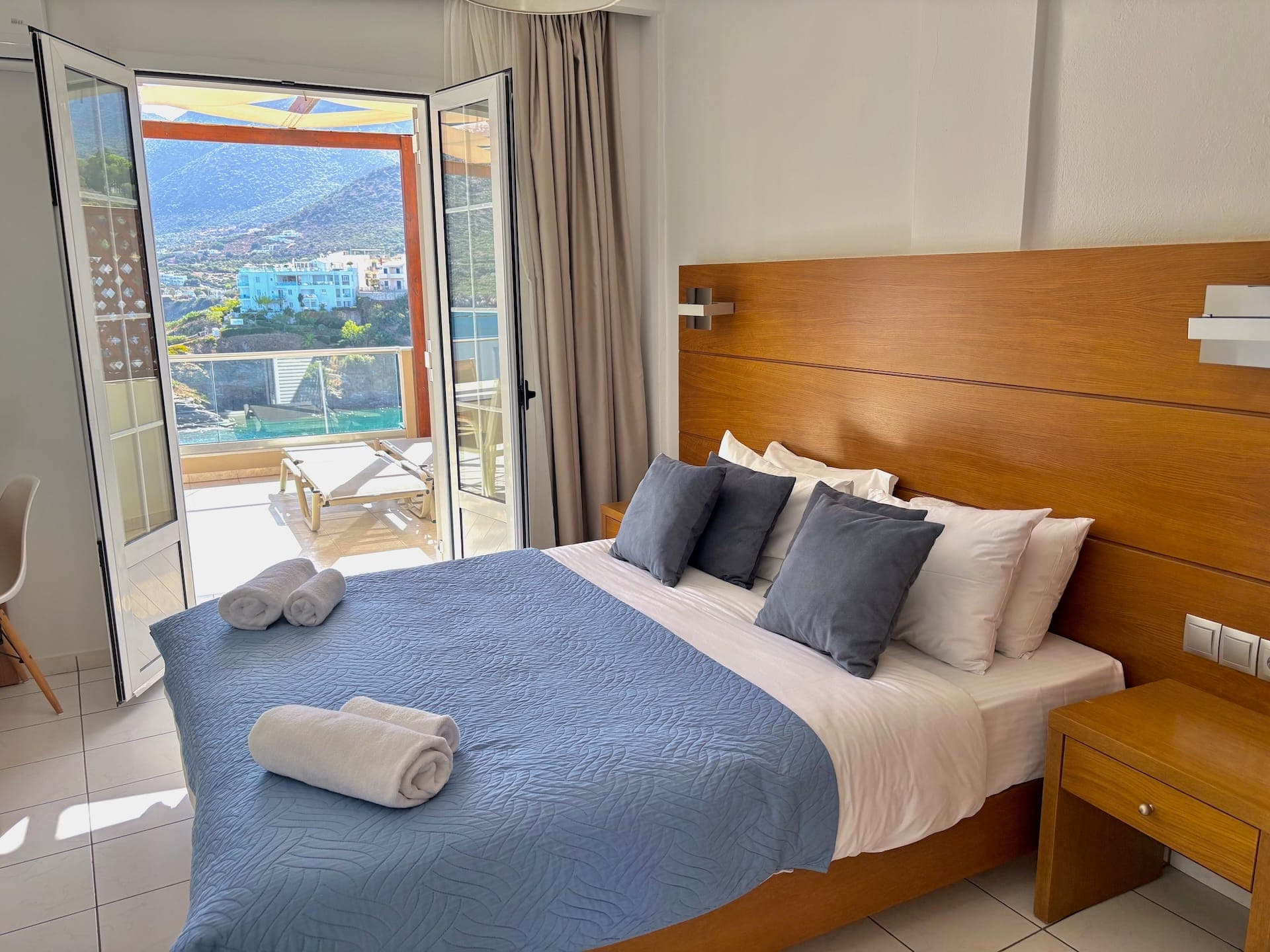 Deluxe One-Bedroom Apartment with Sea View and Terrace
