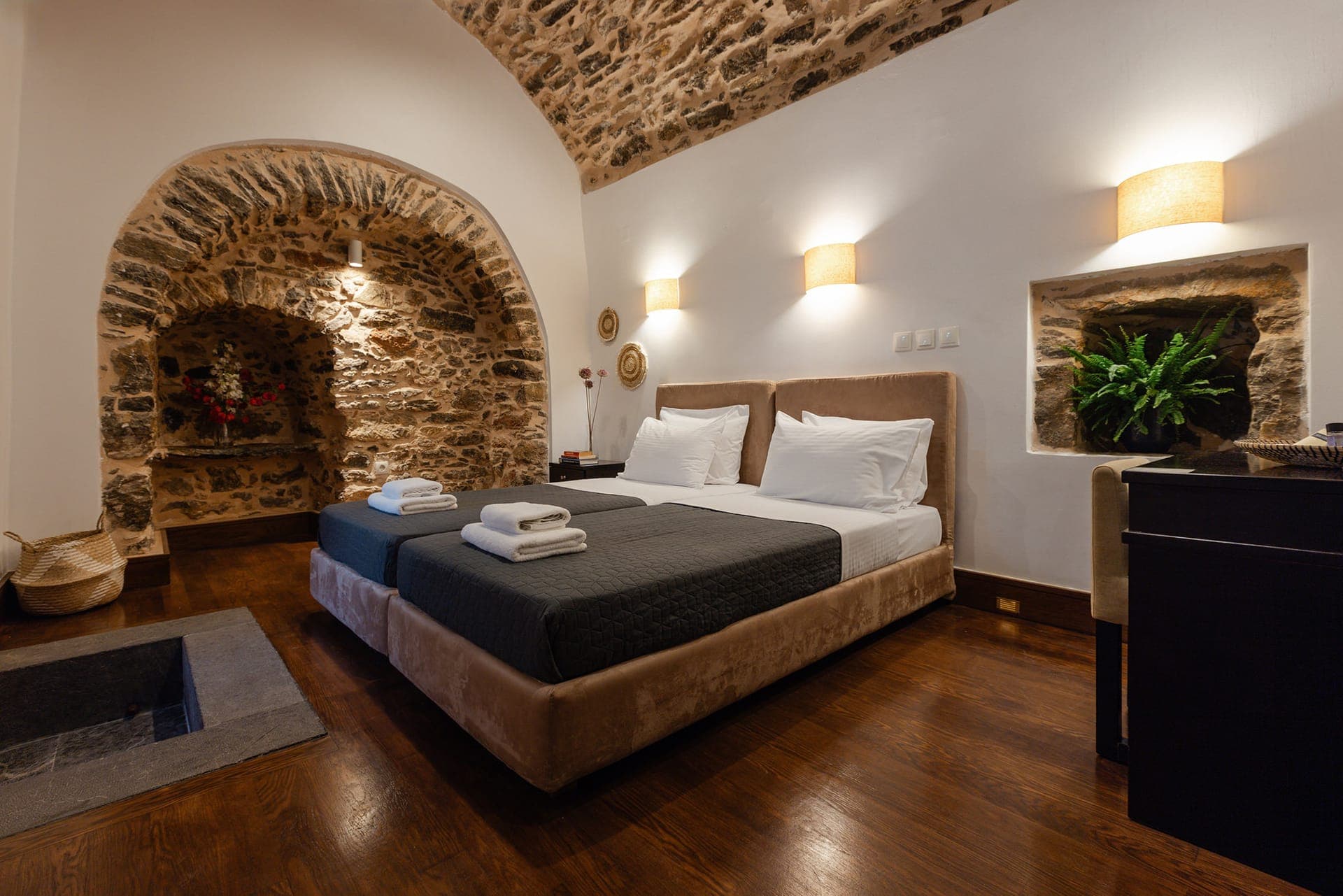Voltes 14 - Double room with balcony and courtyard - Bedroom