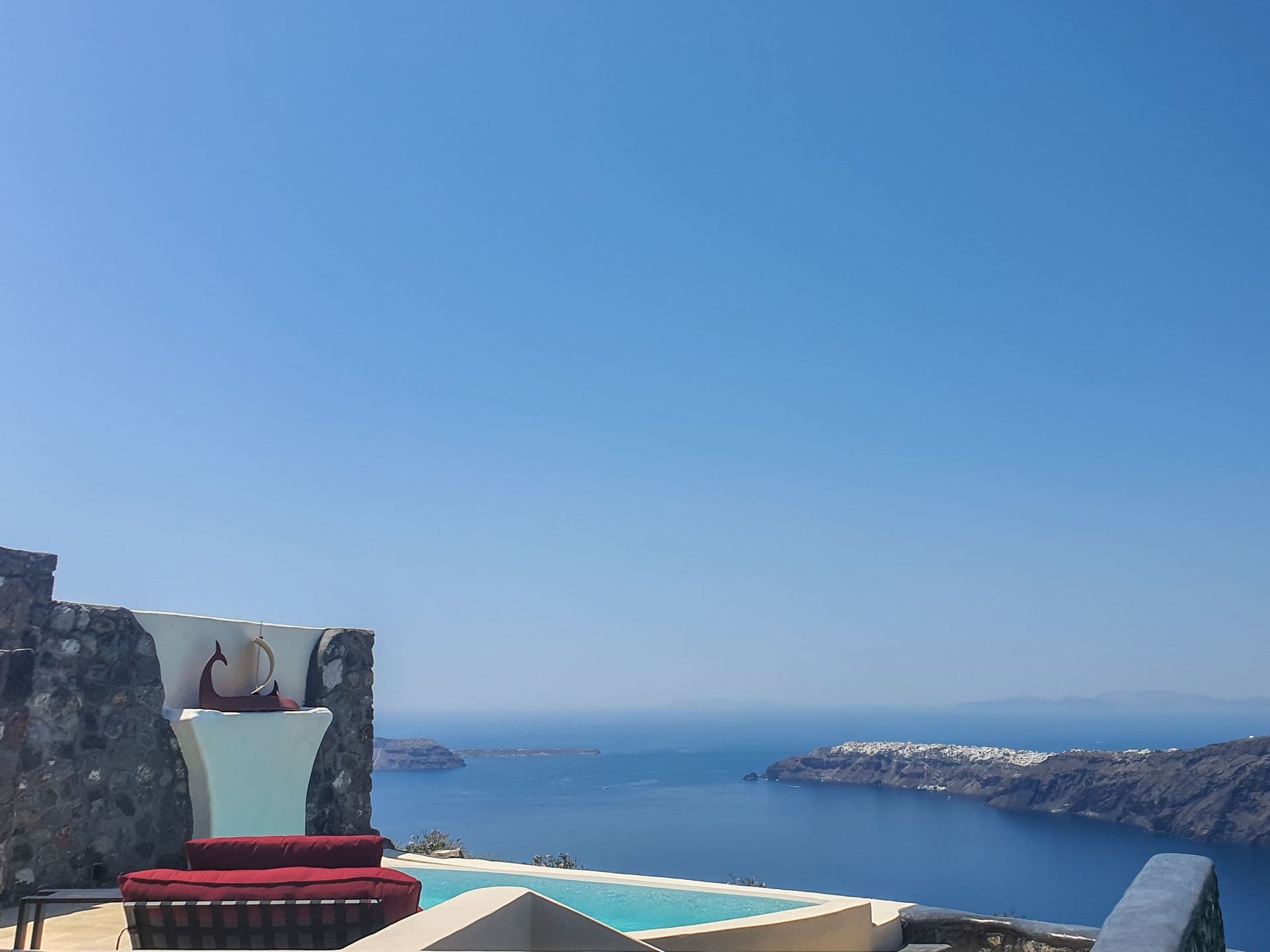 Vinsanto Honeymoon Villa with heated pool and caldera view