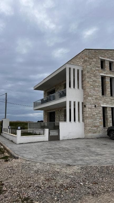 Detached One Bedroom Suite